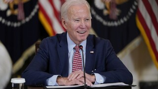 Biden telefonicky hovoril s Karlom III. a tiež s Macronom