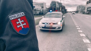 Staršia žena jazdila opitá a bez vodičského oprávnenia. Policajti ju na mieste obmedzili na osobnej slobode
