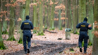 Vražda muža a bábätka, ktorá predchádzala streľbe v Prahe, doteraz desí. Ľudia z Klánovíc sa boja chodiť do lesa
