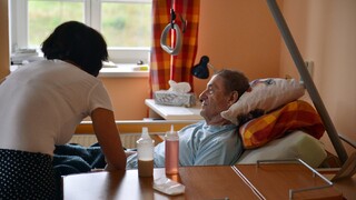 hospic nemocnica ležiaci pacient sestrička nemocnica